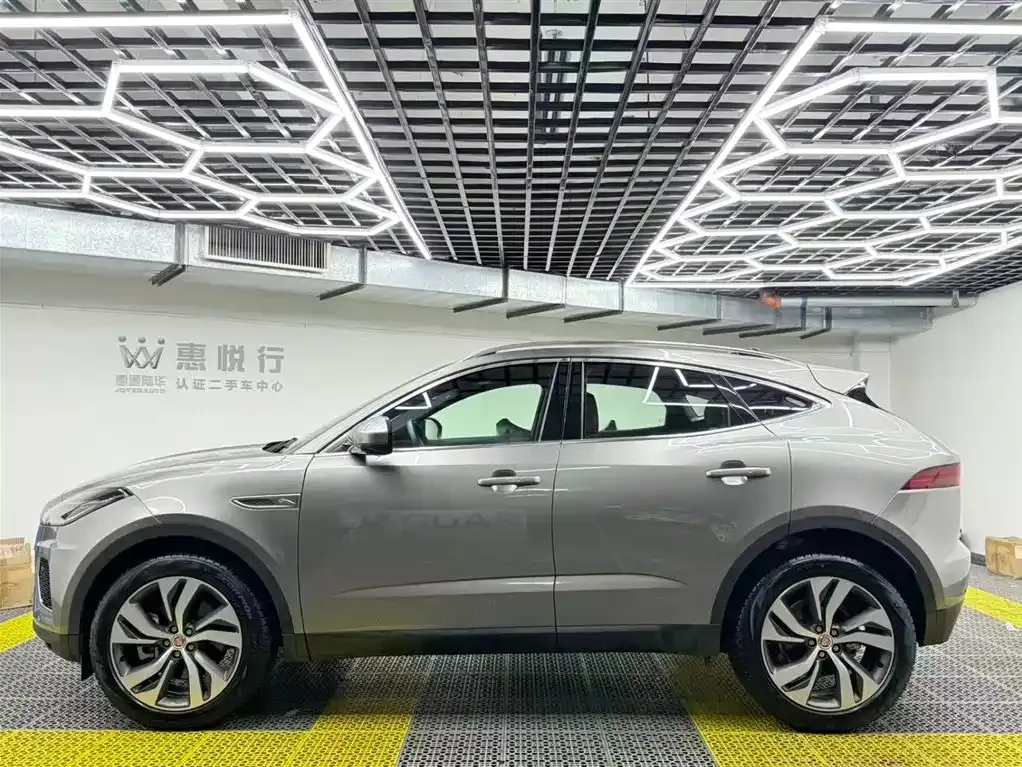 Jaguar E-PACE — фото 6