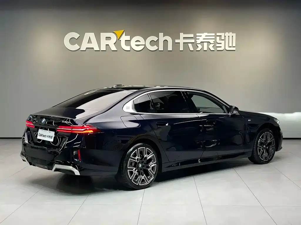 BMW 5 Series 2024 из CN, фото 3
