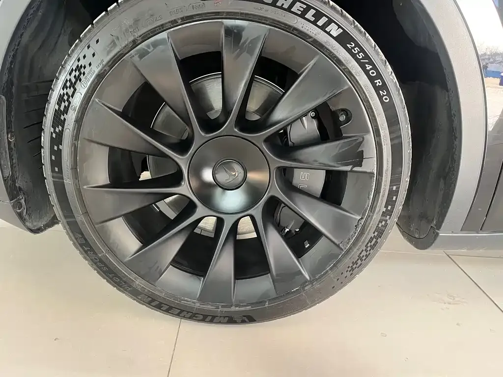 Tesla Model Y — фото 8