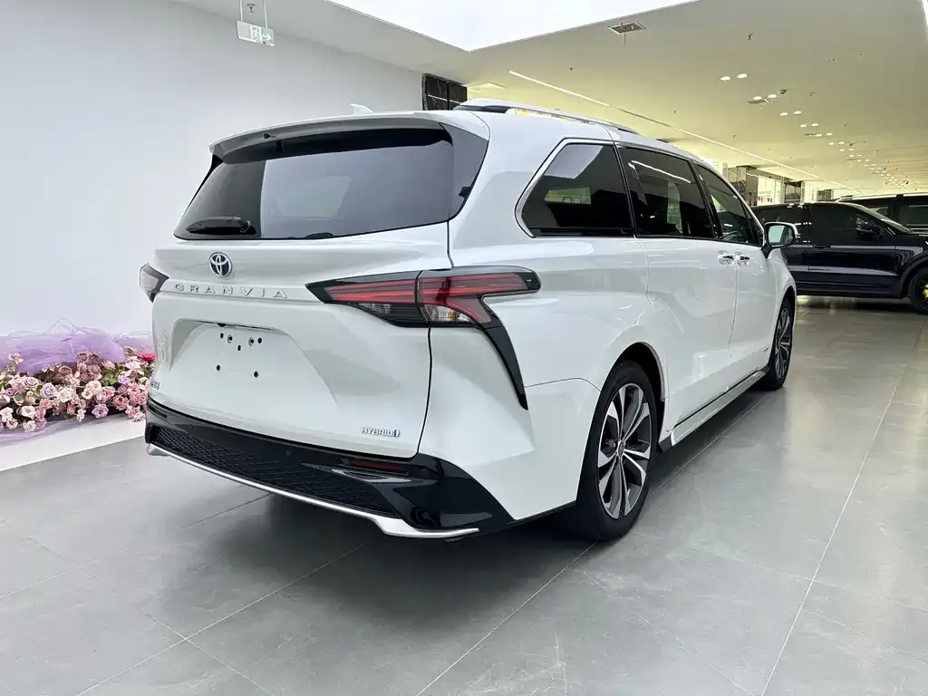 Toyota Granvia 2024 из CN, фото 2