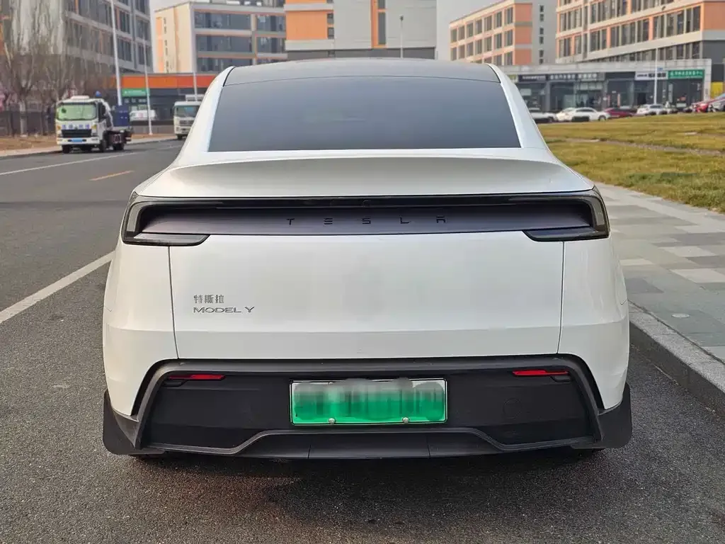 Tesla Model Y — фото 9