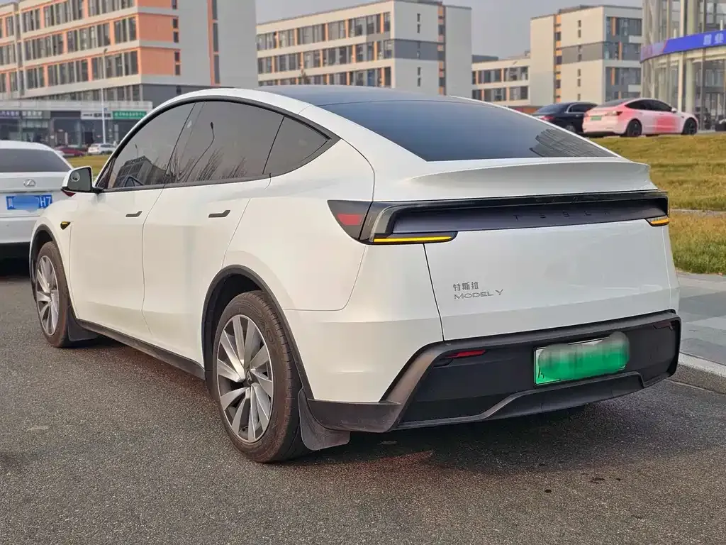 Tesla Model Y — фото 10