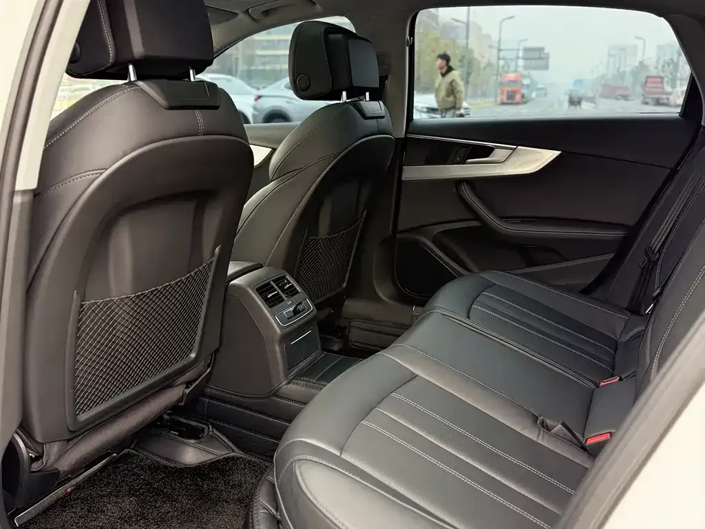 Audi A4L 2023 из CN, фото 10