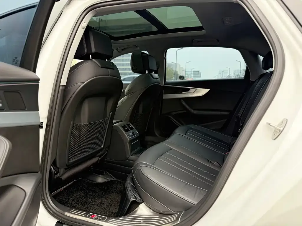 Audi A4L 2023 из CN, фото 4
