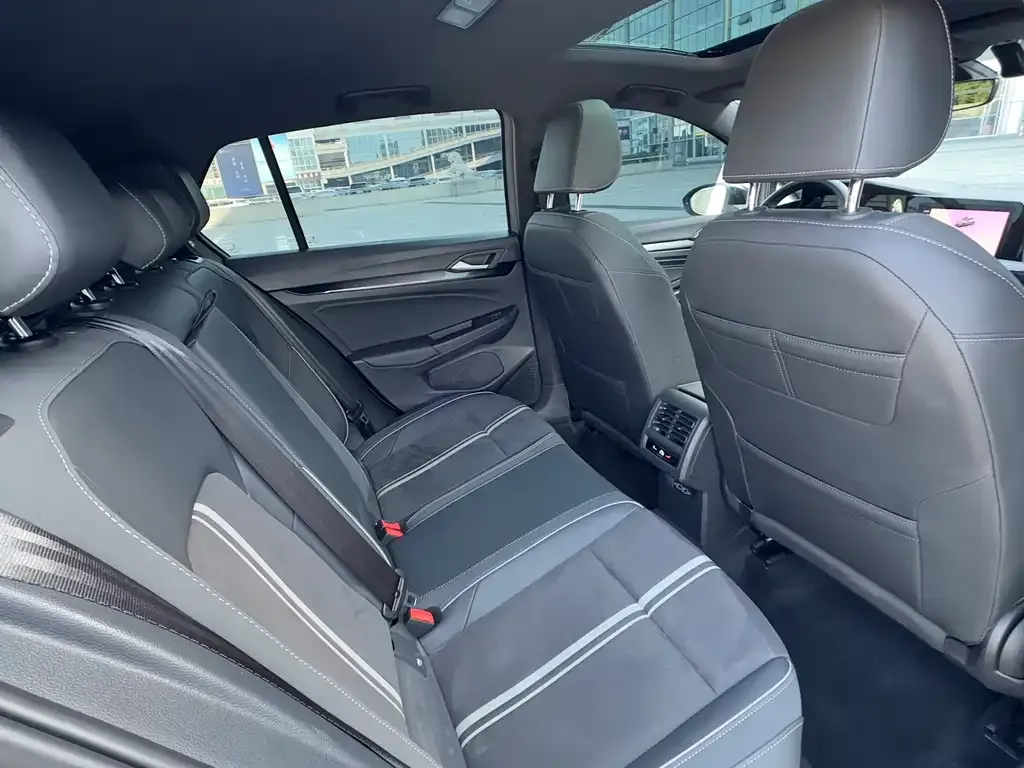 Volkswagen Golf 2023 из CN, фото 8