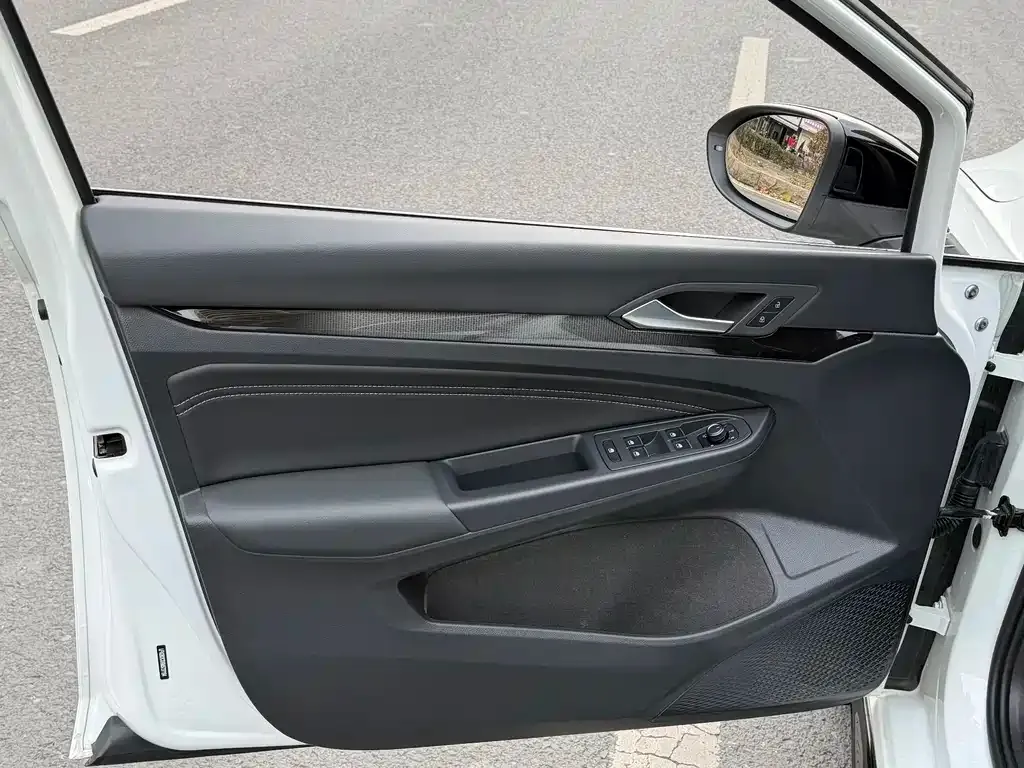 Volkswagen Golf 2021 из CN, фото 2