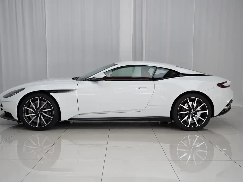 Aston Martin DB11 2021 из CN, фото 4