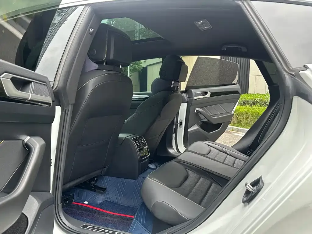 Volkswagen CC 2024 из CN, фото 2