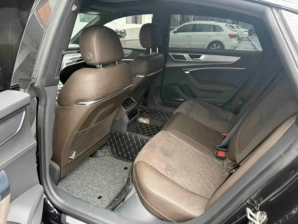 Audi A7L 2023 из CN, фото 5