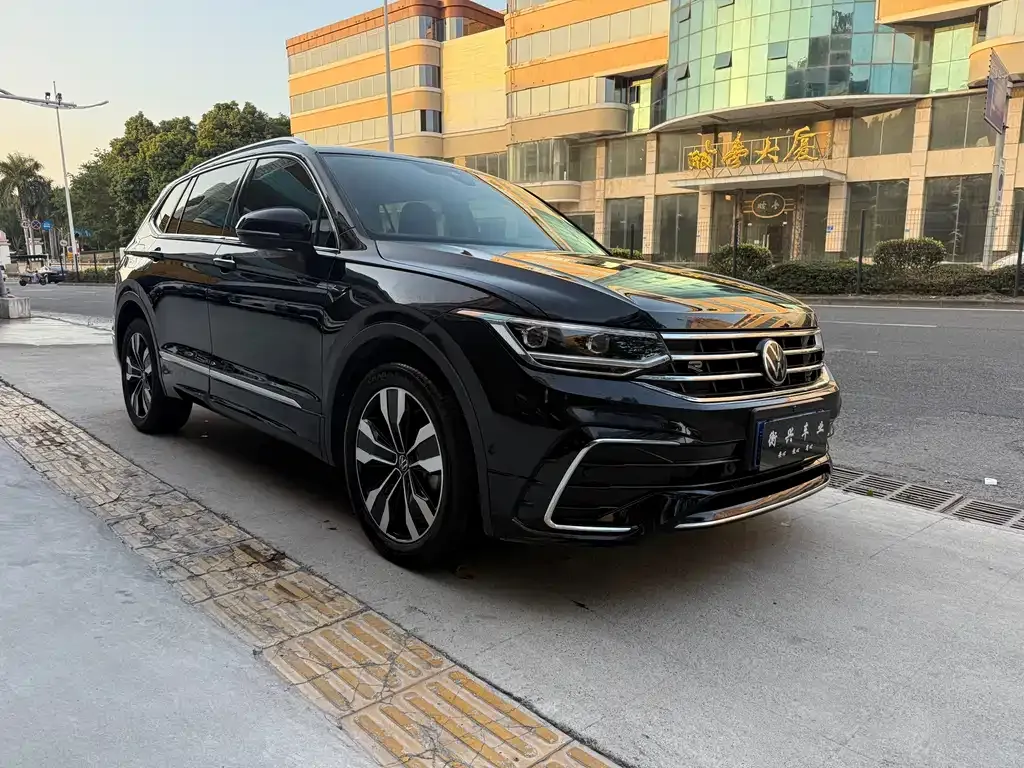 Volkswagen Tiguan L — фото 1