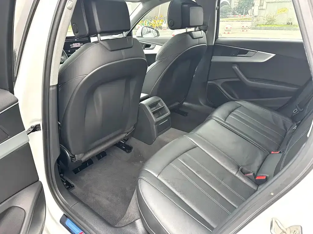 Audi A4L 2023 из CN, фото 6