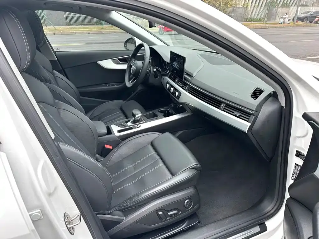 Audi A4L 2023 из CN, фото 4