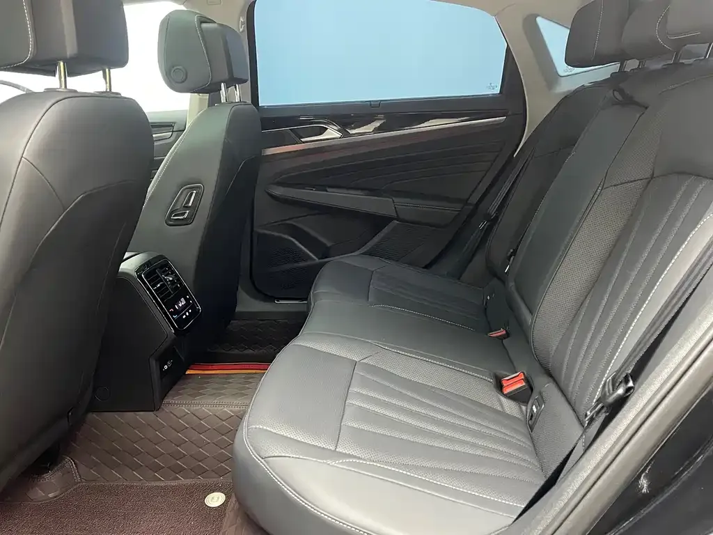 Volkswagen Passat 2024 из CN, фото 2