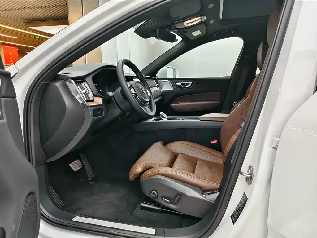 Volvo XC60 PHEV 2024 из CN, фото 2