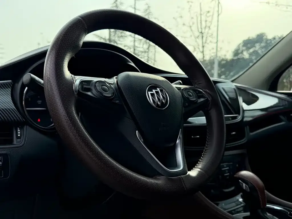 Buick Envision Plus — фото 3