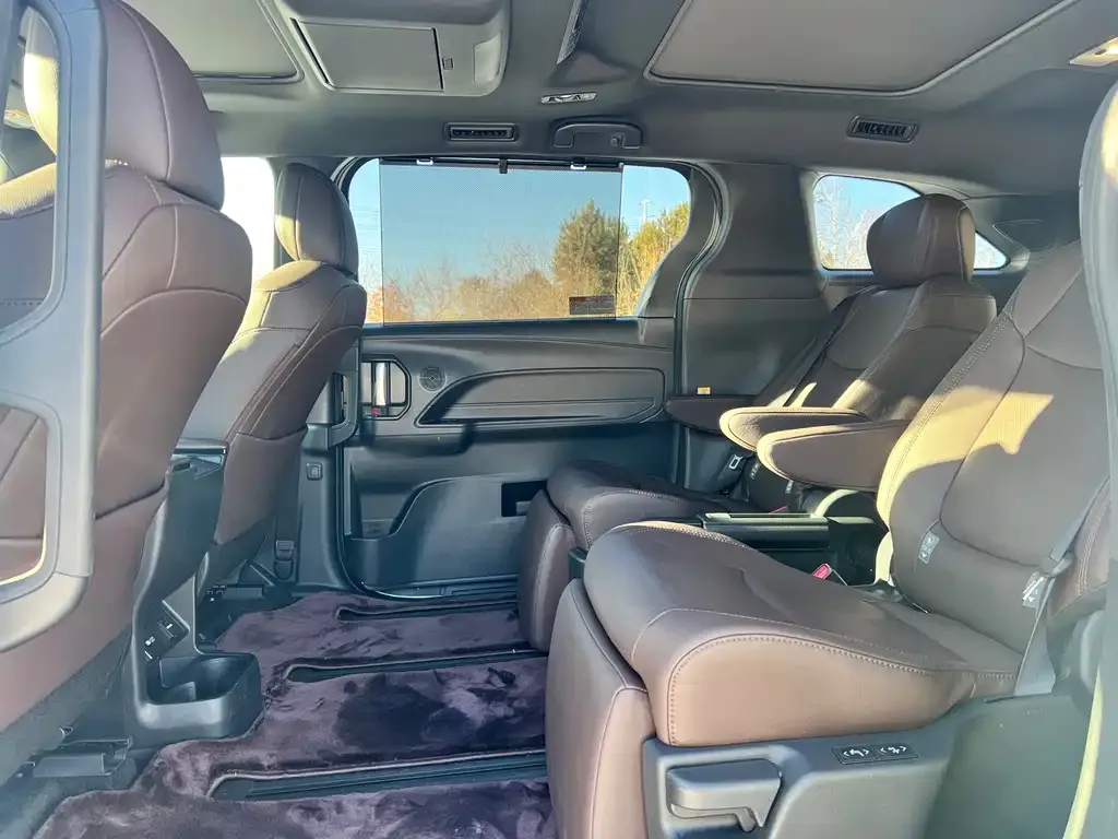 Toyota Sienna 2023 из CN, фото 3