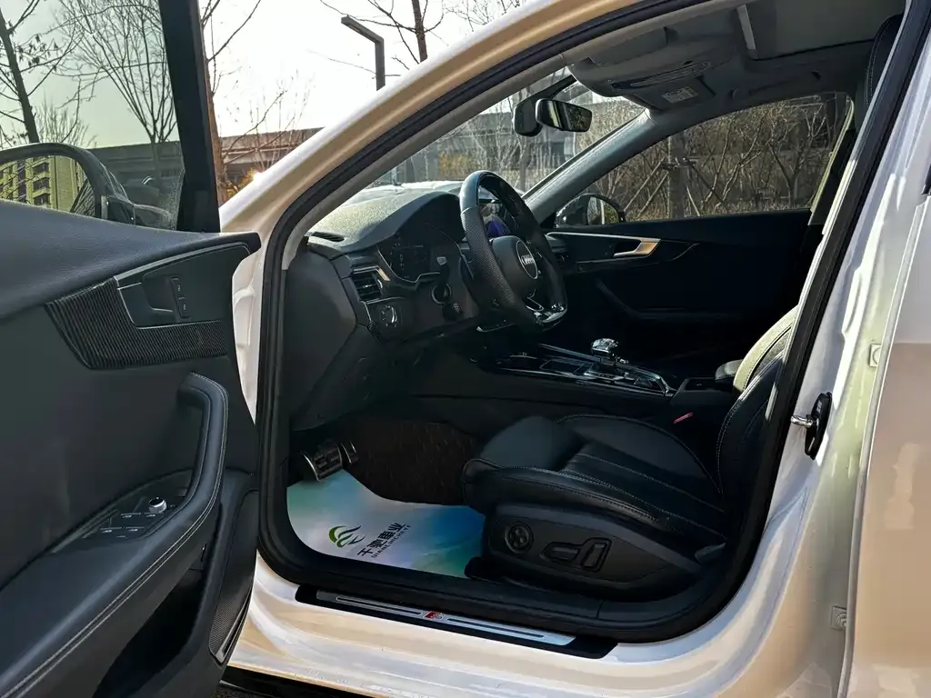 Audi A4L 2022 из CN, фото 4