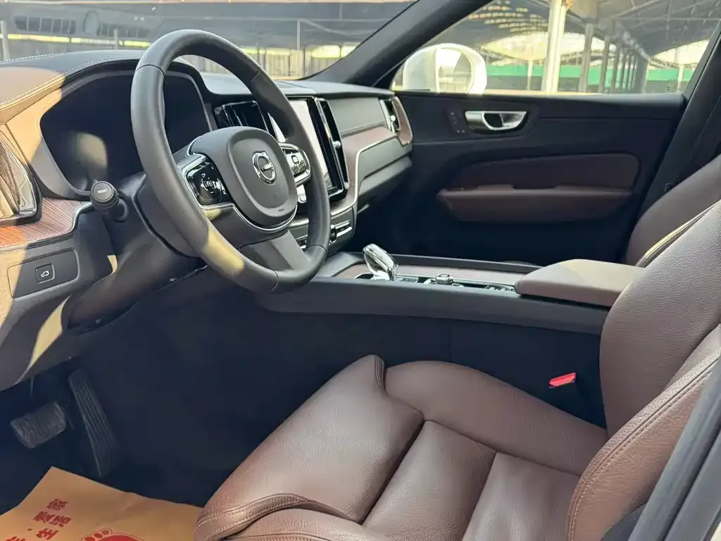 Volvo XC60 2023 из CN, фото 8