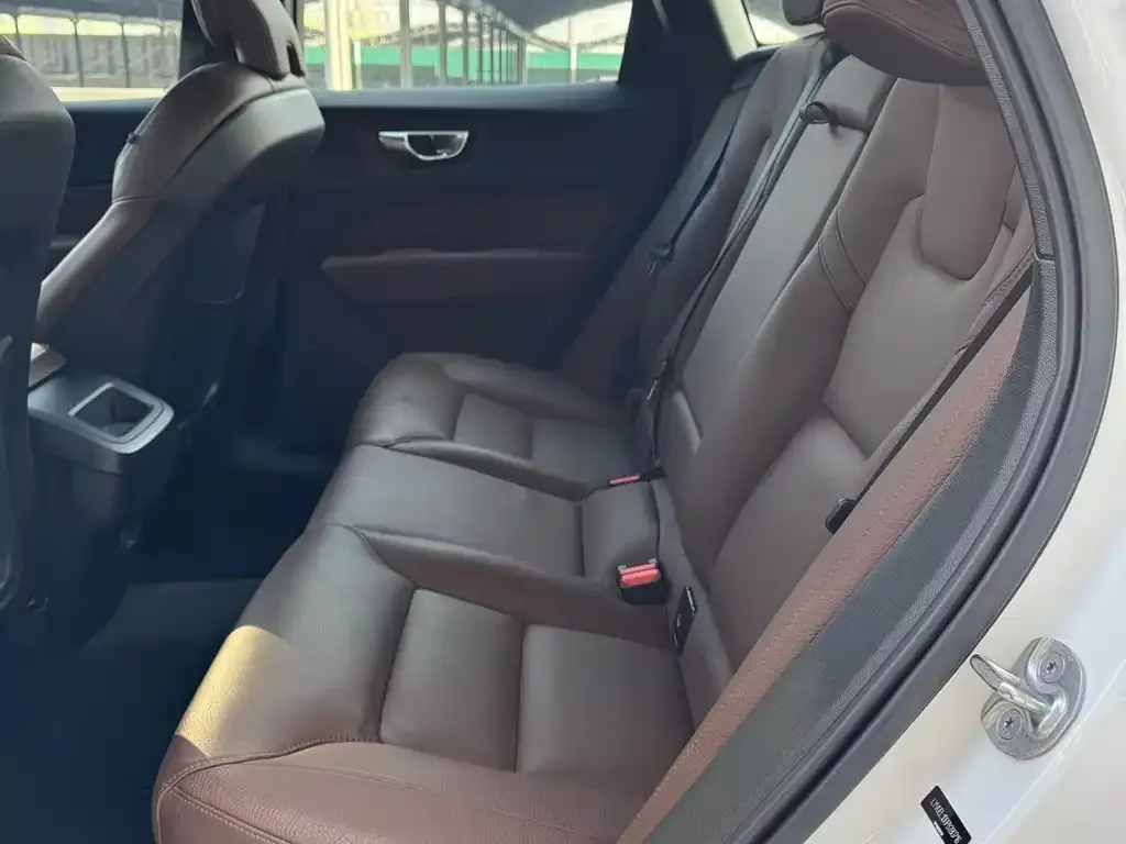 Volvo XC60 2023 из CN, фото 3