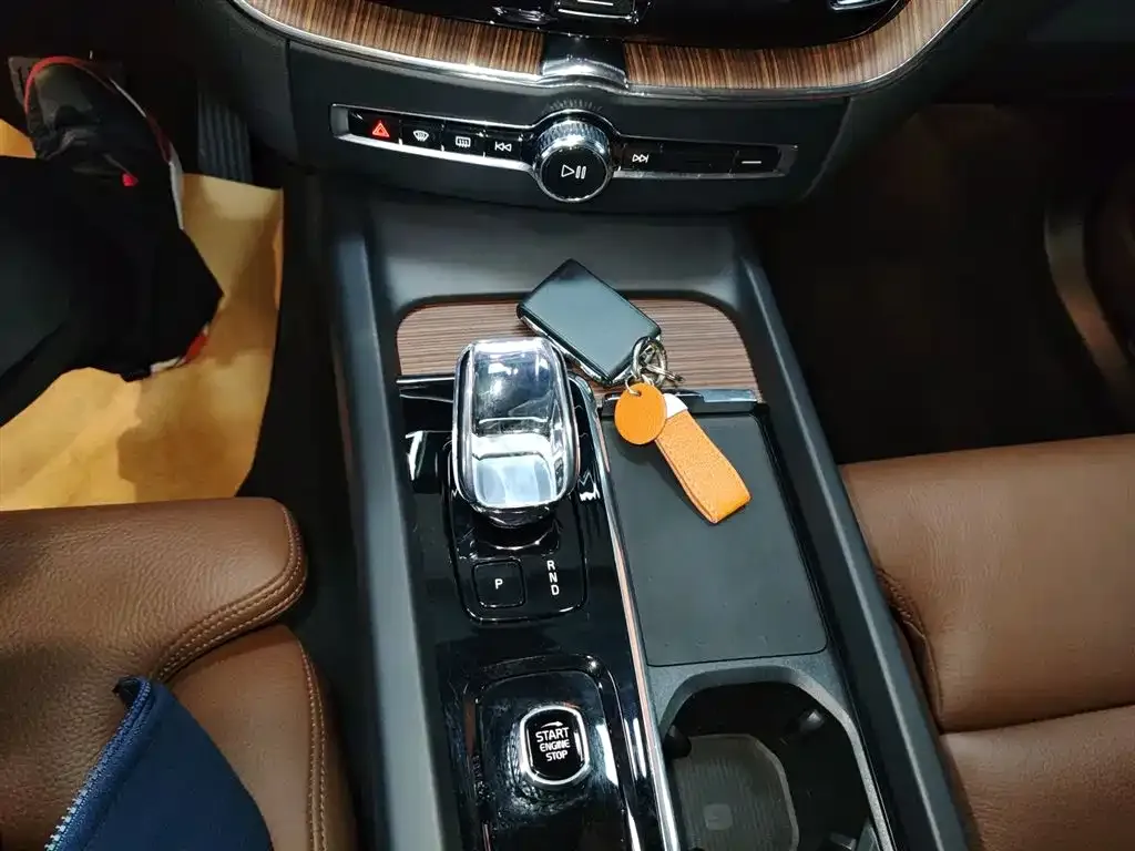 Volvo XC60 2023 из CN, фото 8