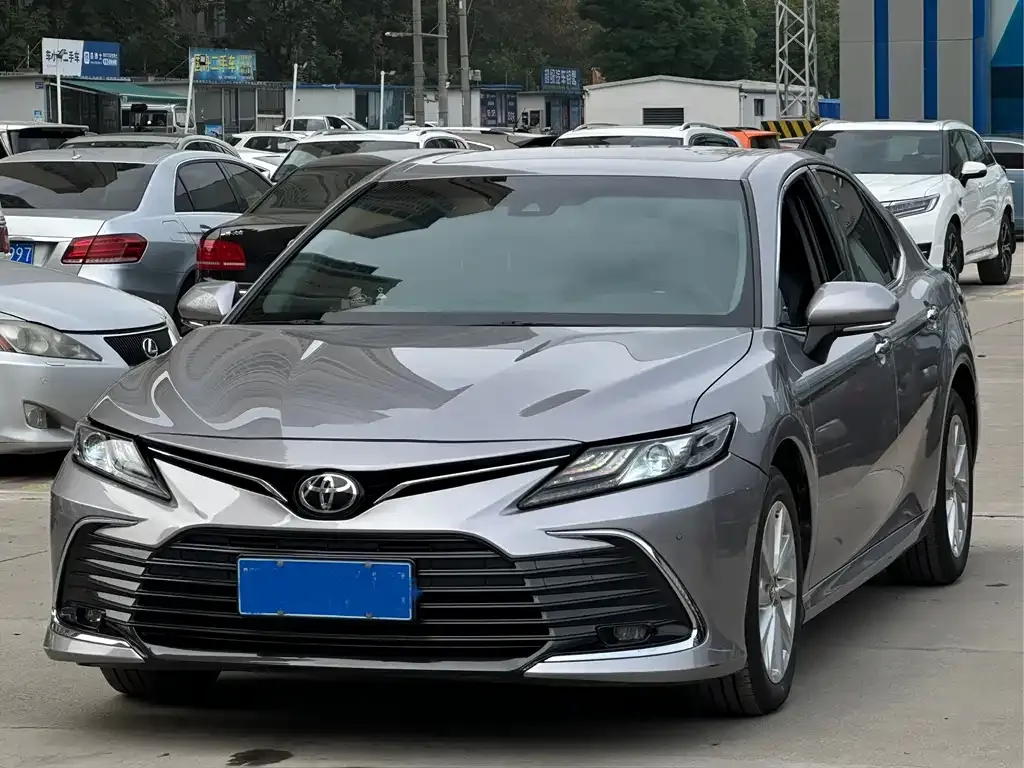 Toyota Camry — фото 1