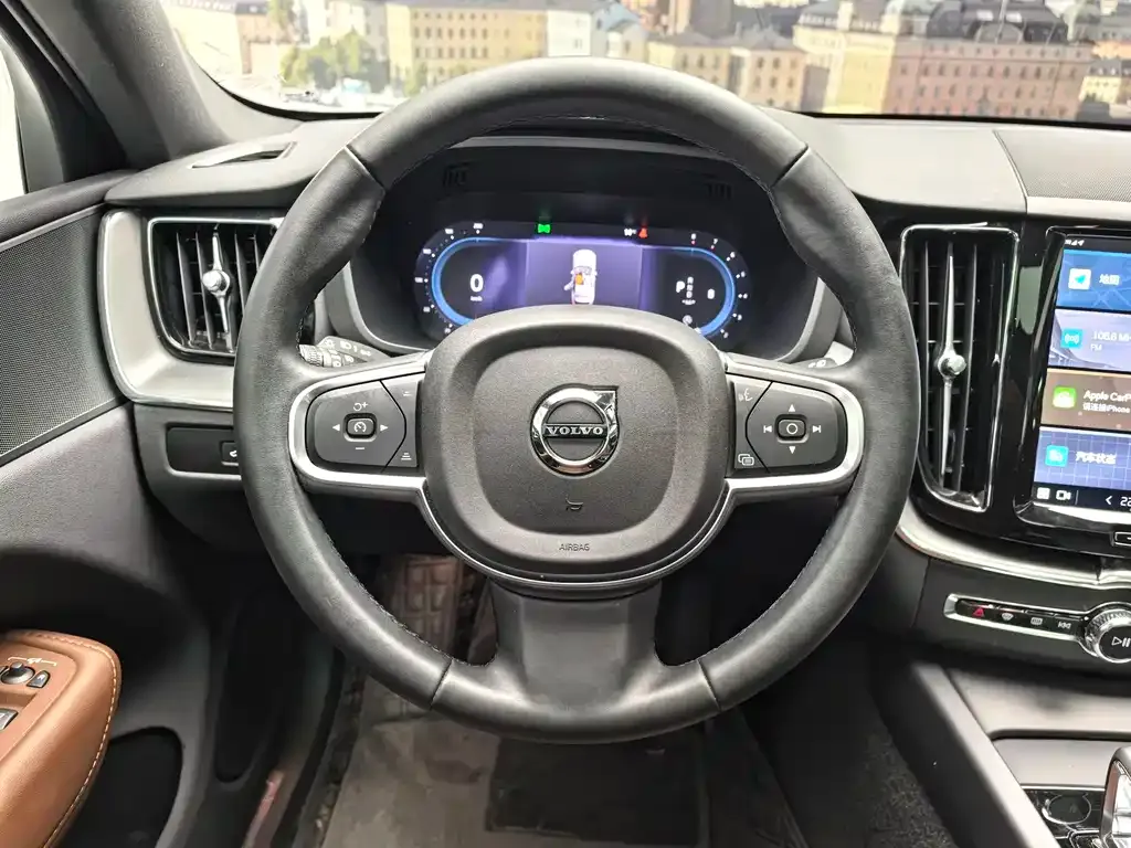 Volvo XC60 — фото 5