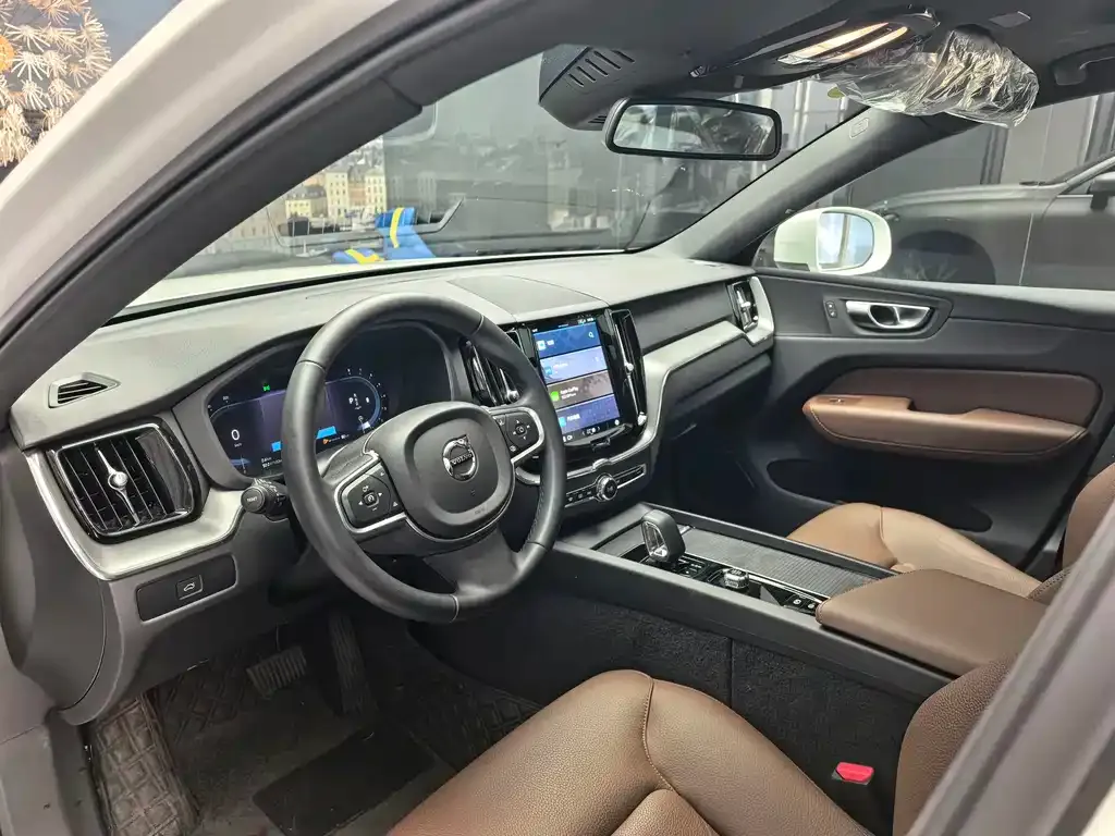 Volvo XC60 — фото 10