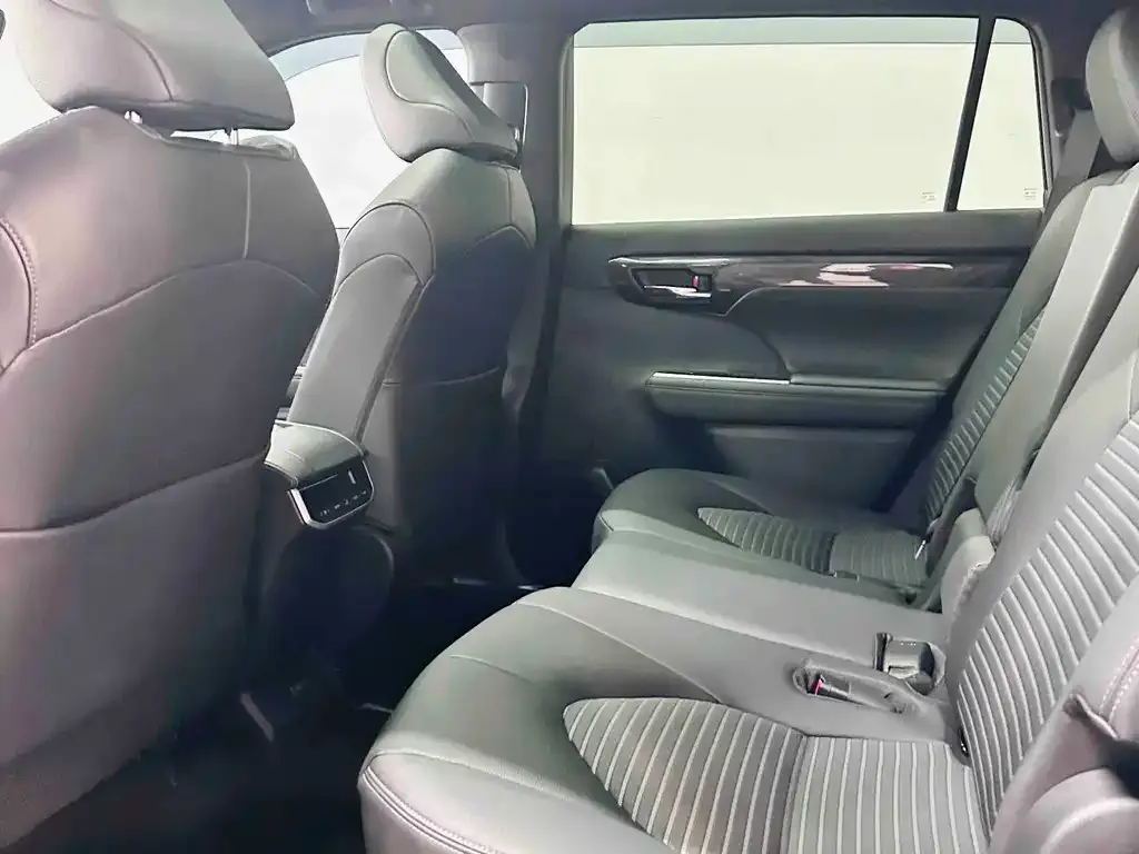 Toyota Crown Kluger 2023 из CN, фото 2