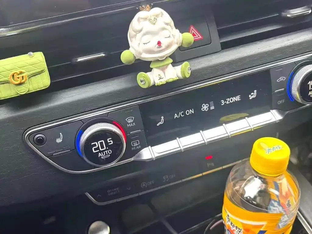 Audi A4L 2023 из CN, фото 2