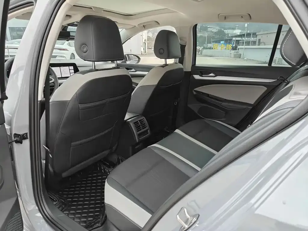 Volkswagen Golf 2024 из CN, фото 6