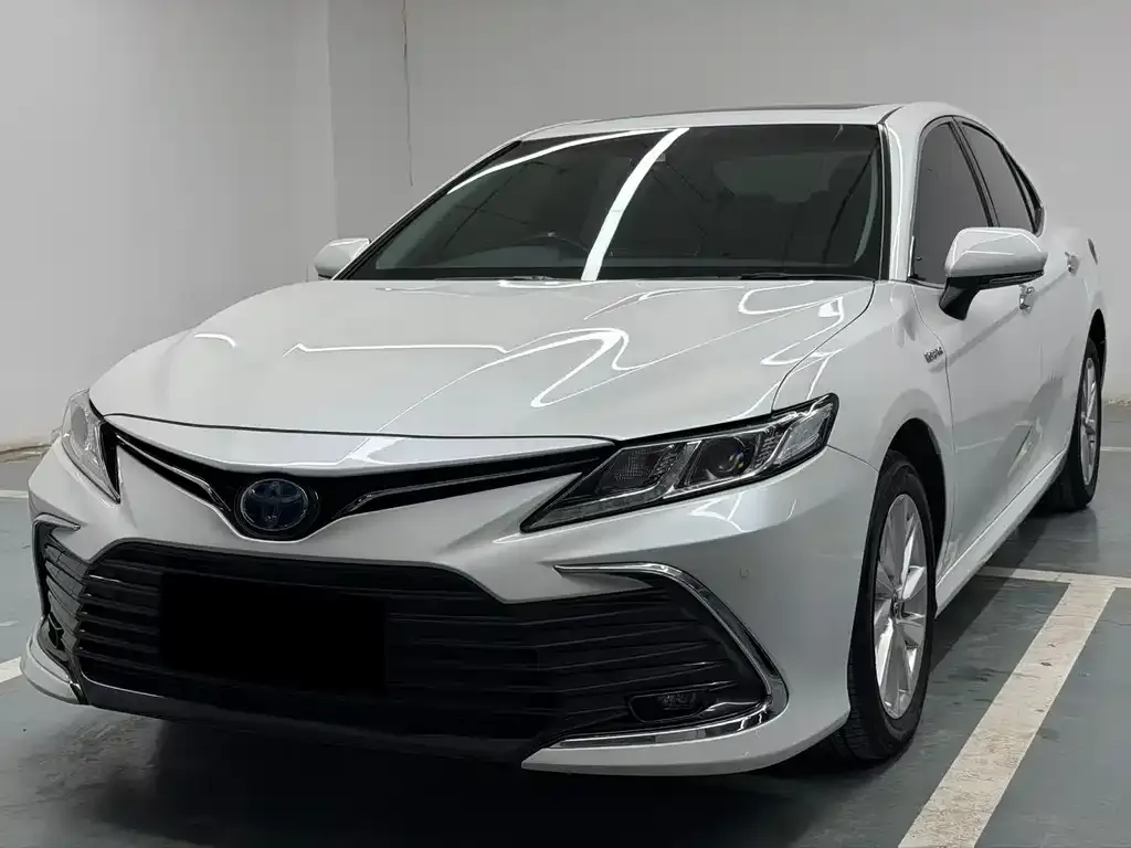 Toyota Camry — фото 1