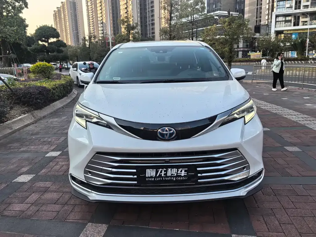 Toyota Sienna 2024 из CN, фото 3