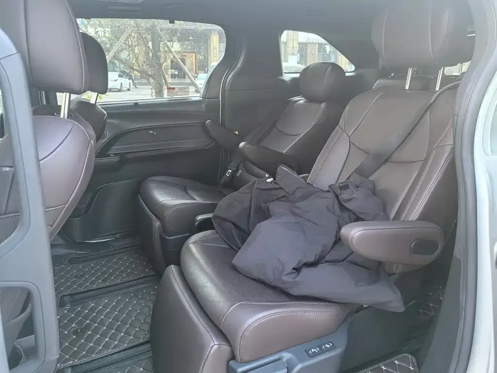 Toyota Sienna 2024 из CN, фото 2