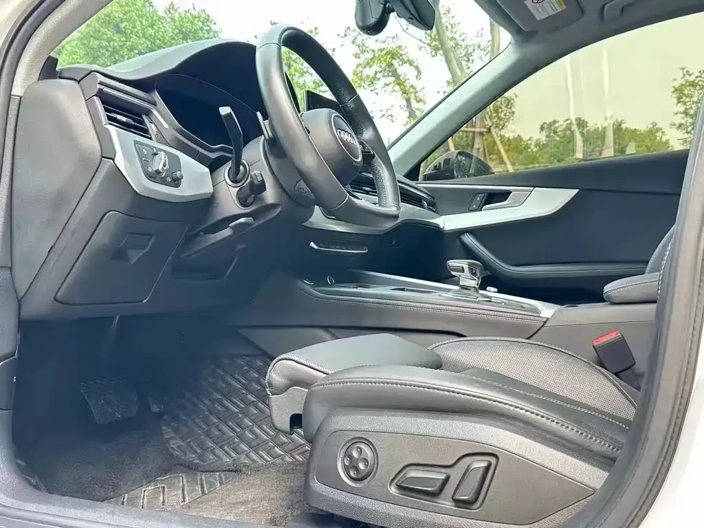 Audi A4L 2022 из CN, фото 4