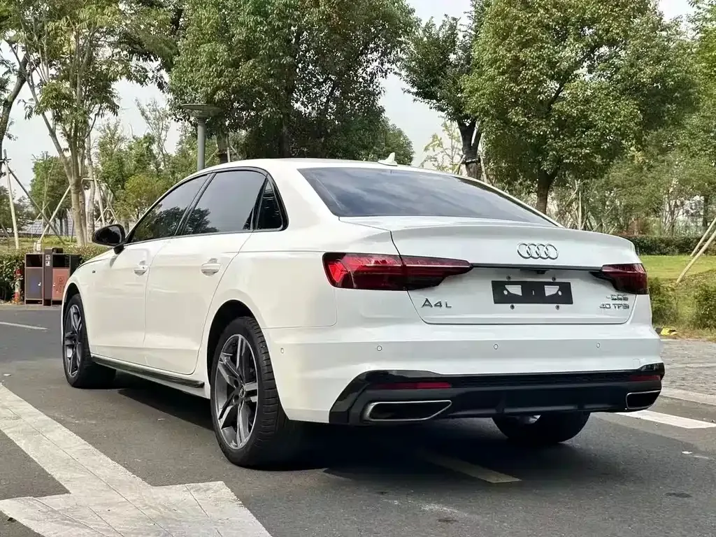 Audi A4L 2022 из CN, фото 6