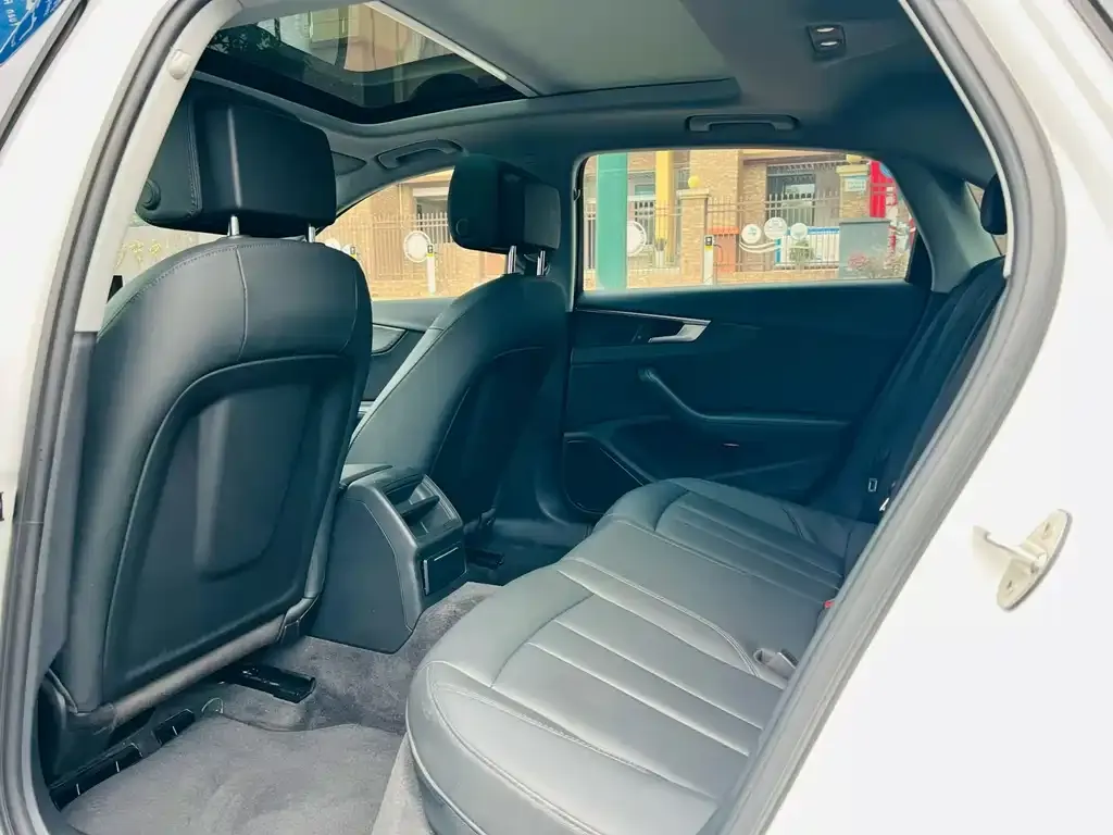 Audi A4L 2022 из CN, фото 3