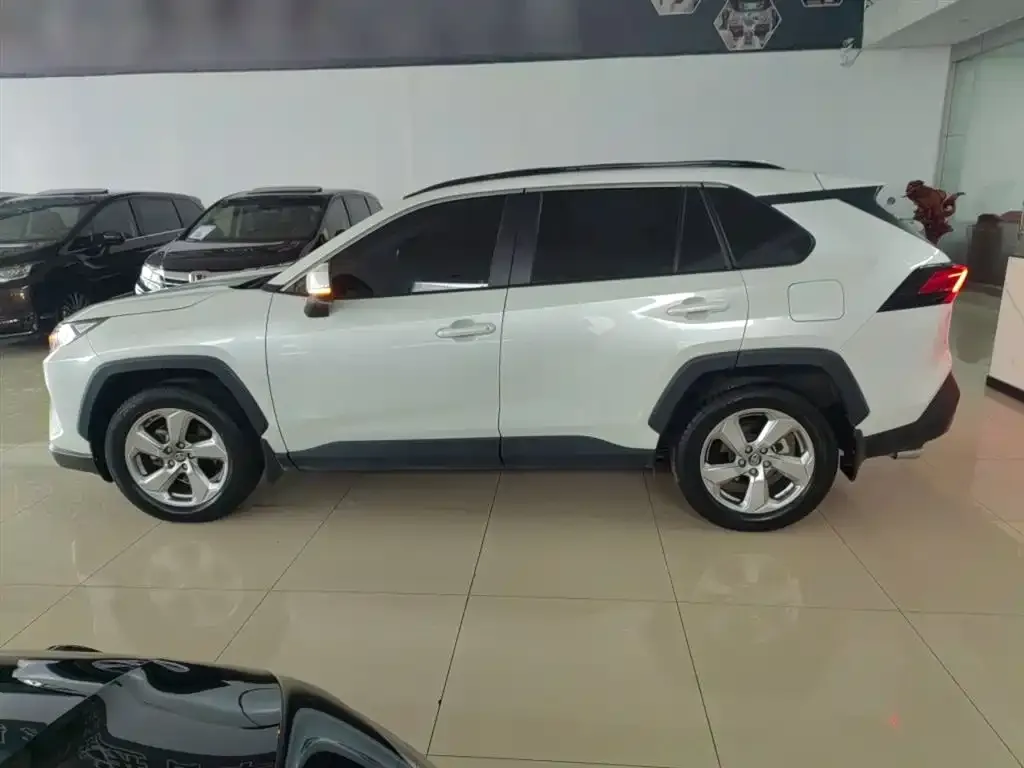 Toyota RAV4 2021 из CN, фото 2
