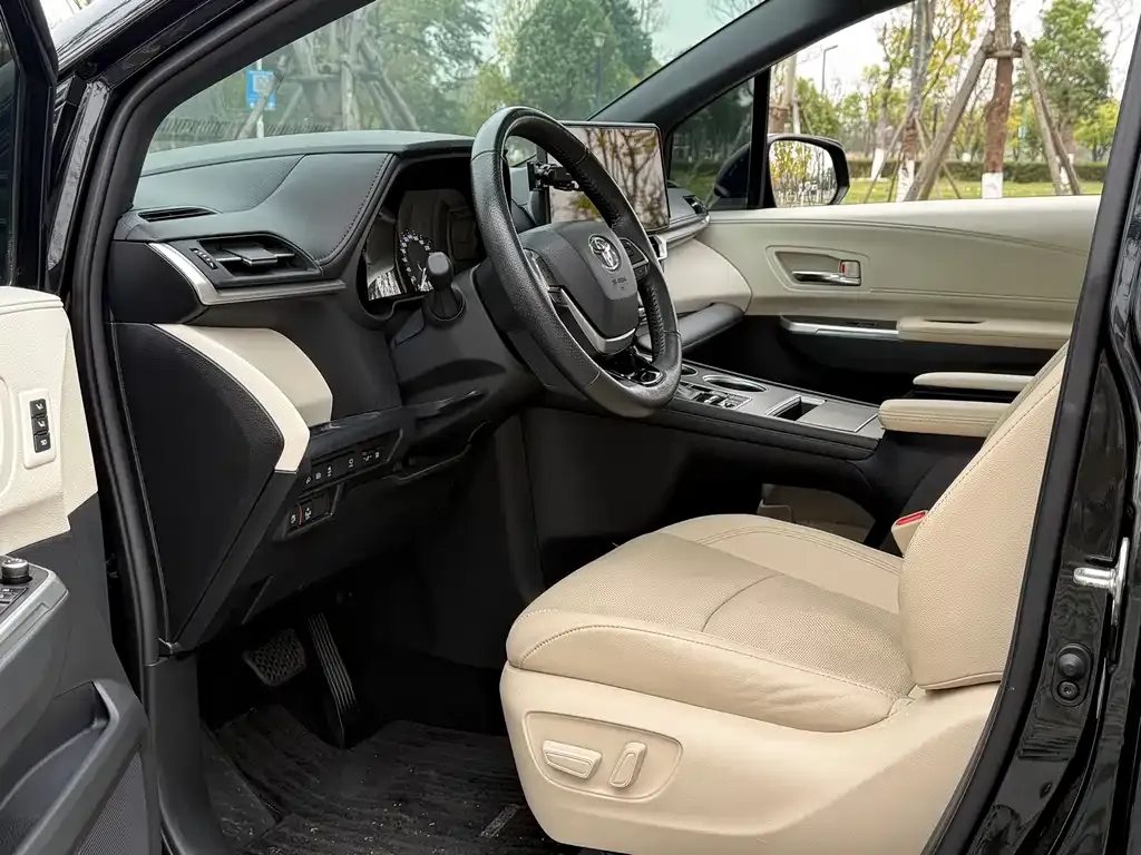 Toyota Granvia 2023 из CN, фото 2