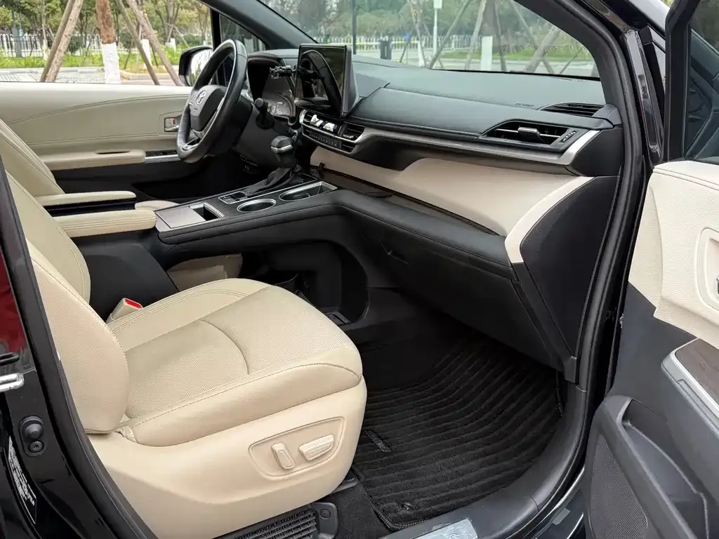 Toyota Granvia 2023 из CN, фото 9