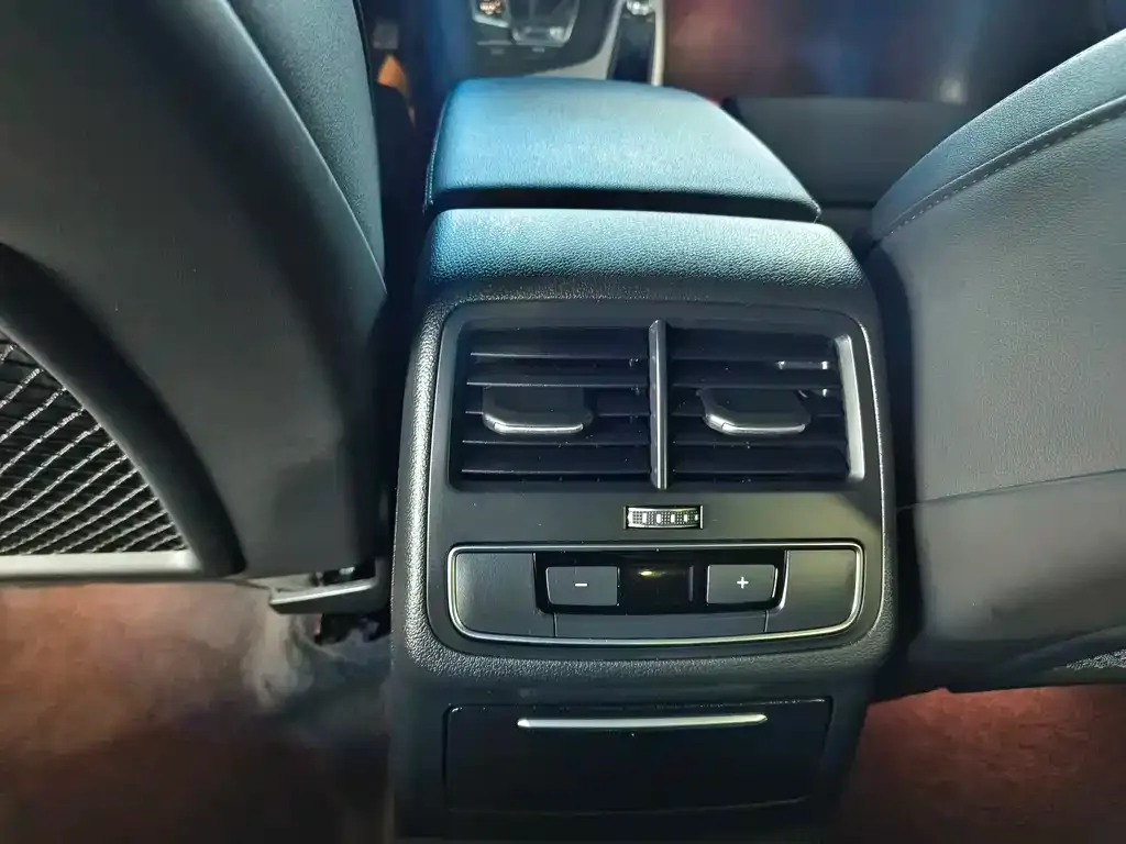 Audi A4L 2022 из CN, фото 8