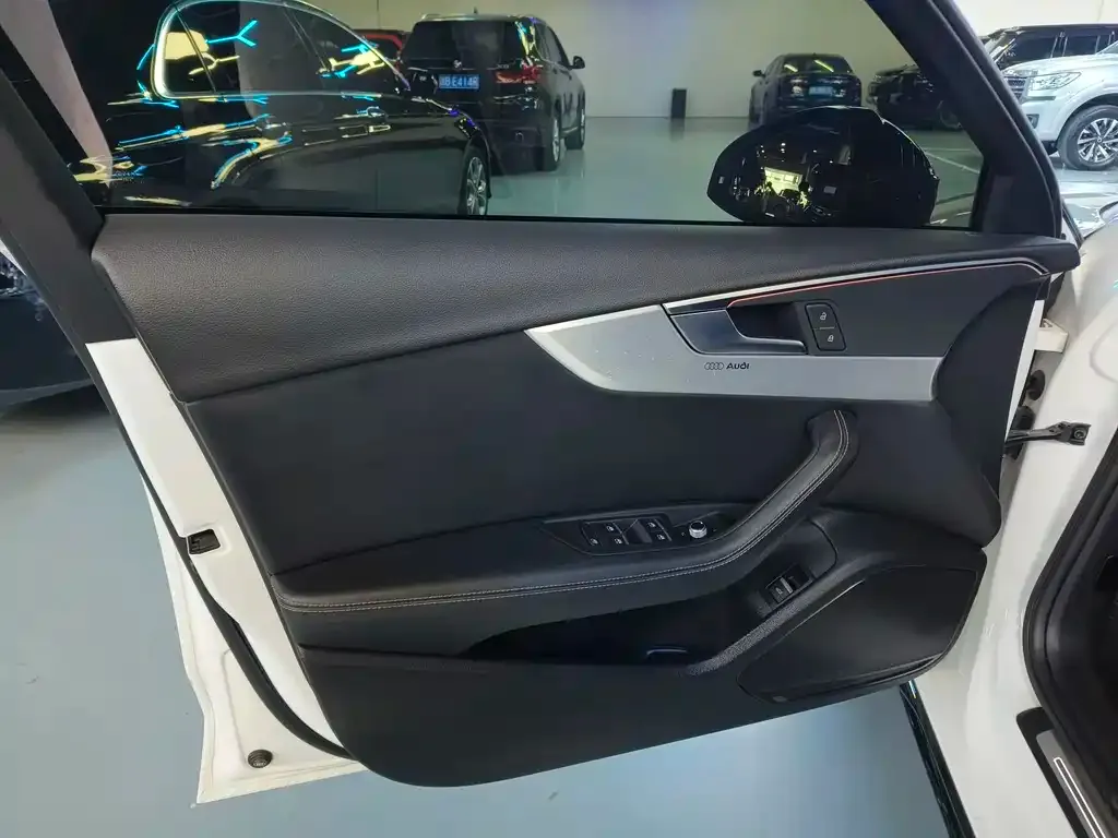Audi A4L 2022 из CN, фото 7