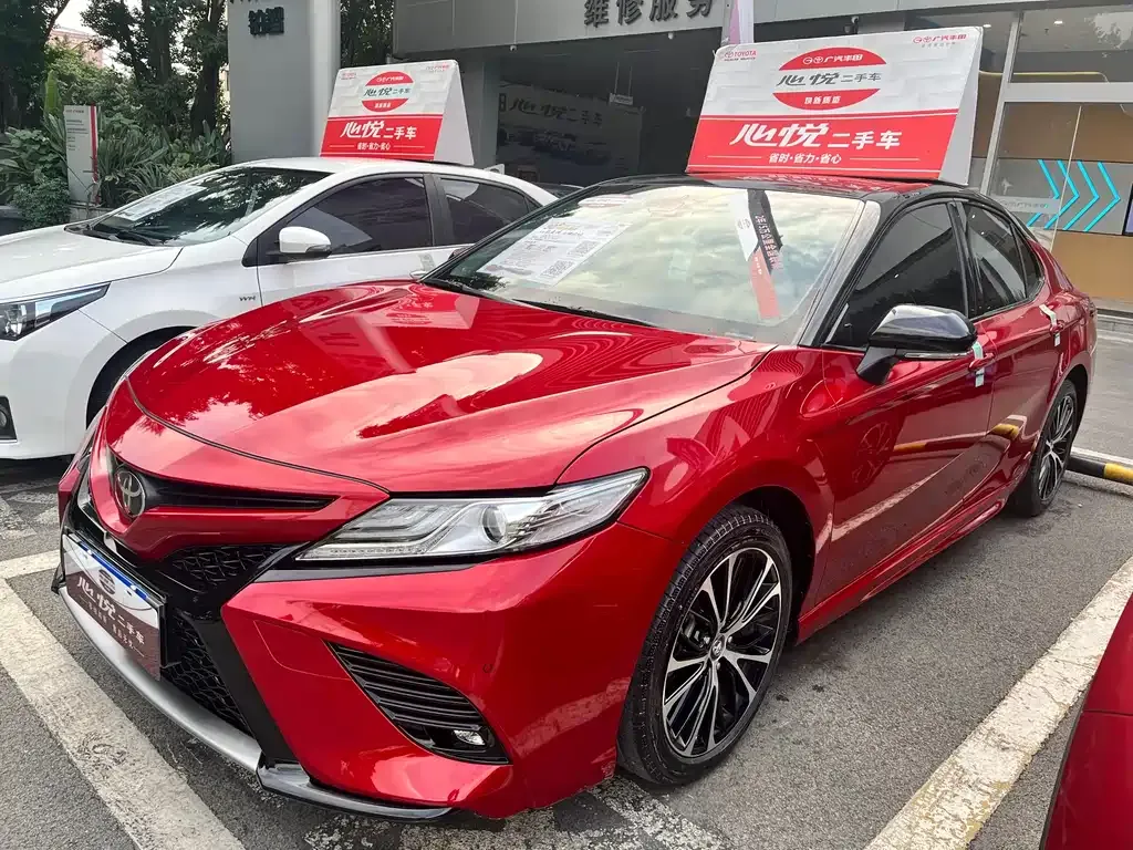 Toyota Camry — фото 1