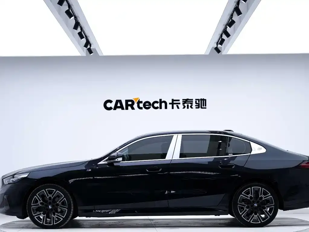 BMW 5 Series 2024 из CN, фото 2