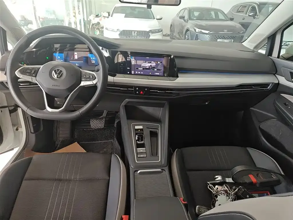 Volkswagen Golf 2023 из CN, фото 10