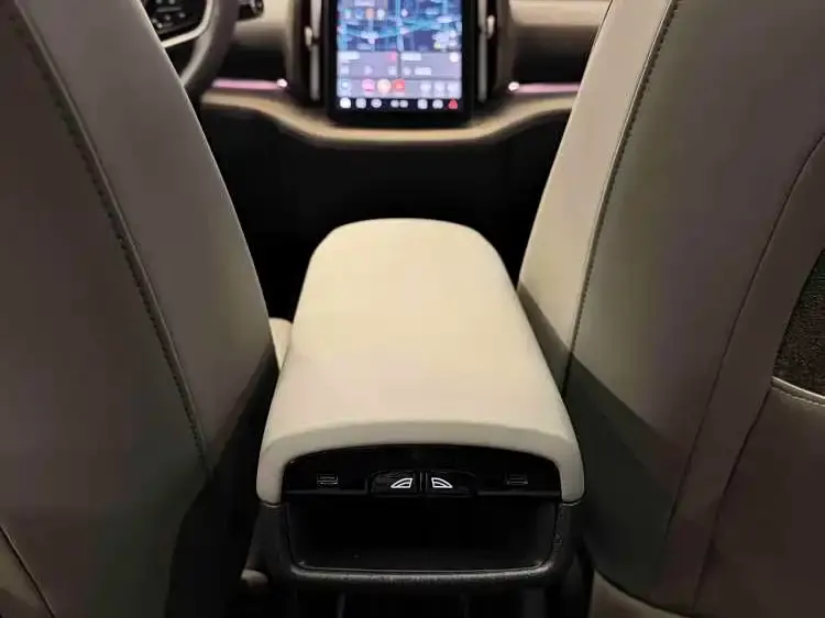 Volvo EX30 2024 из CN, фото 3