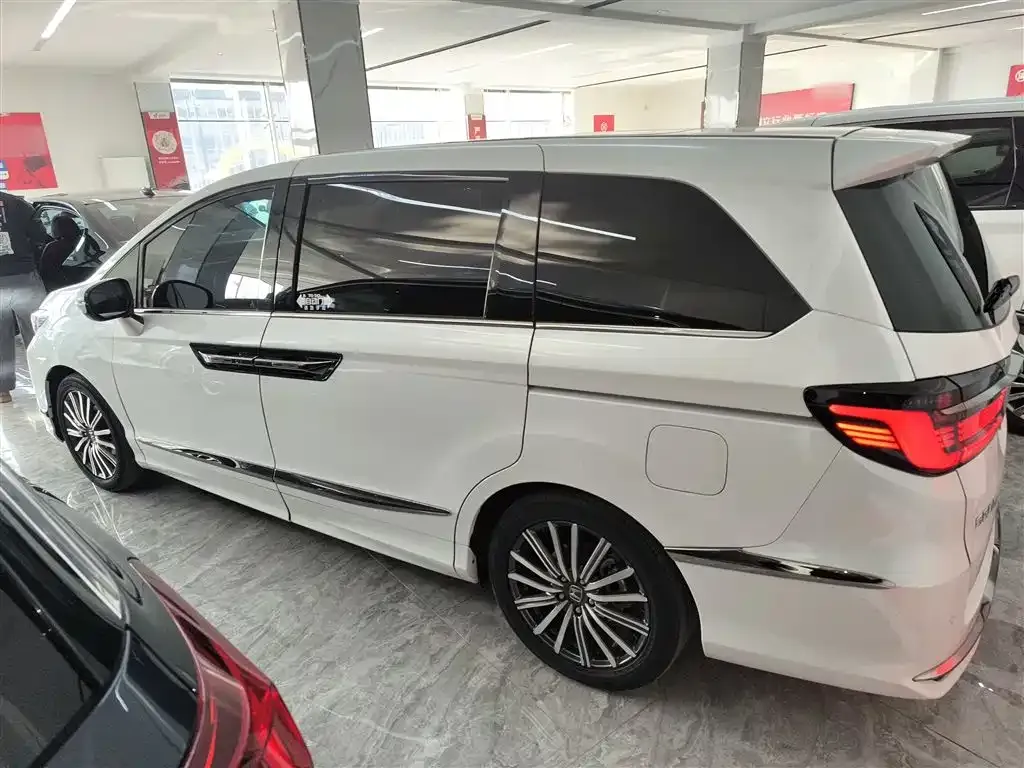 Honda Elysion 2023 из CN, фото 10