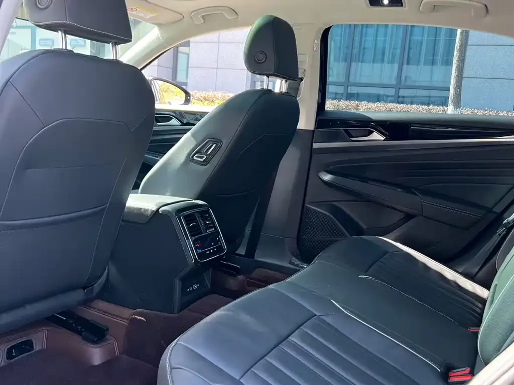 Volkswagen Passat 2023 из CN, фото 5