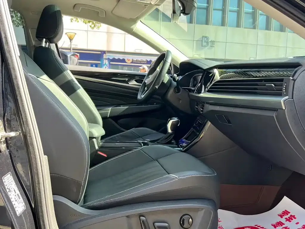 Volkswagen Passat 2023 из CN, фото 2