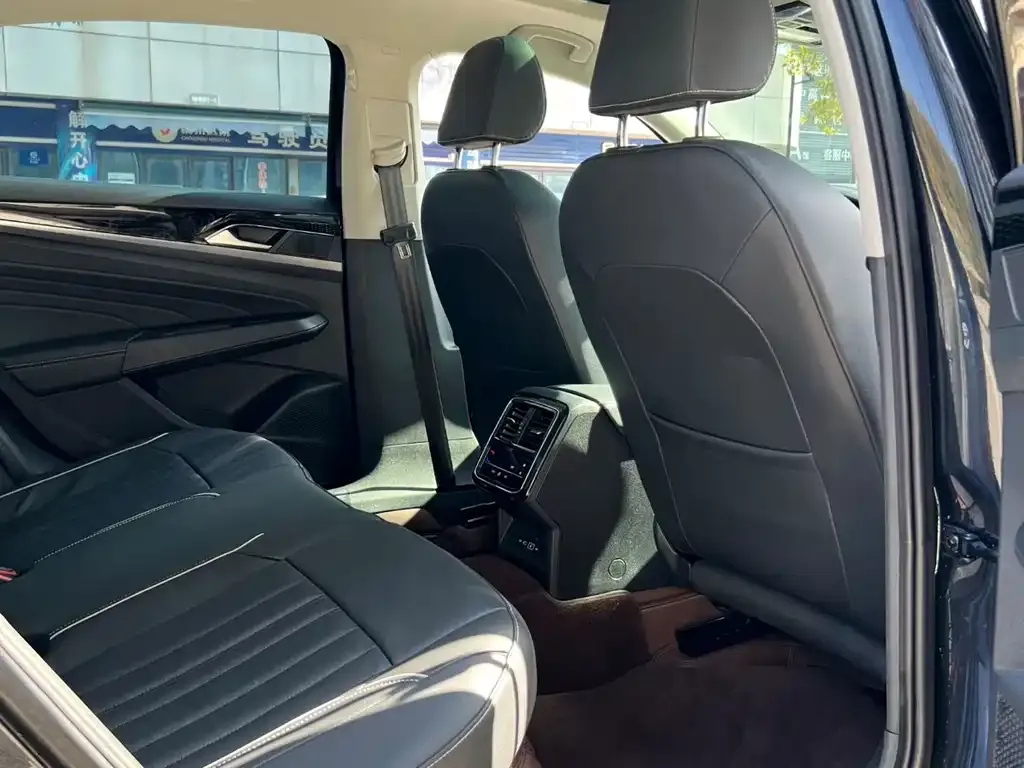 Volkswagen Passat 2023 из CN, фото 3