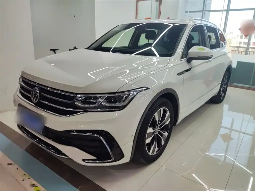 Volkswagen Tiguan L — фото 1
